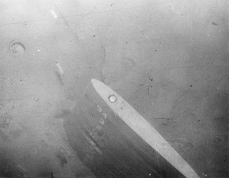 Overhead view of Thresher’s upper rudder, photographed in October 1964 from a deep-sea vehicle deployed from USNS Mizar