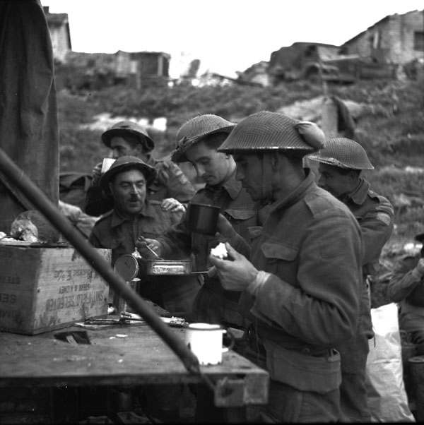 Personnel of the Loyal Edmonton Regiment having tea and sandwiches outside Battalion Headquarters, Ortona, Italy, Dec. 1943. Photo: BiblioArchives / LibraryArchives CC BY 2.0