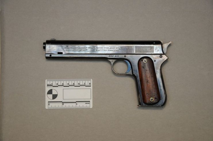 Pistol Colt Cal 38 M1900 Steel, Walnut.Photo: Naval History & Heritage Command CC BY 2.0