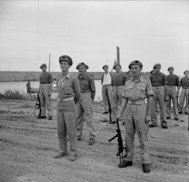 Captain Roy Farran holding a German Schmeisser sub-machine-gun (front right)