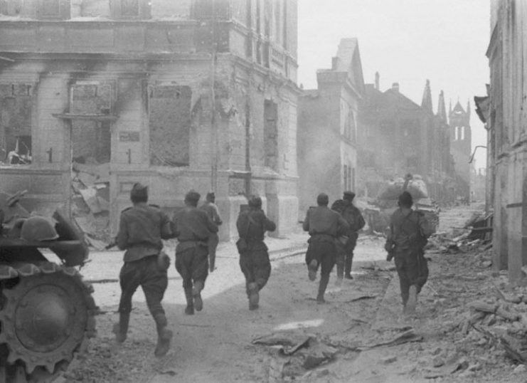 Soviet soldiers of the 1st Baltic Front during an attack