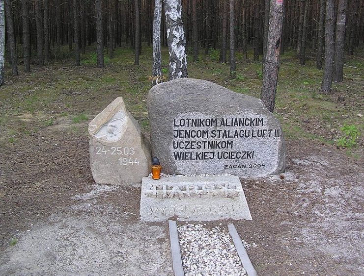 Stalag Luft III. Memorial stone marking the end of Harry Tunnel. The Polish language inscription reads- “To the Allied airmen, prisoners of STALAG LUFT III, participants in the GREAT ESCAPE. Żagań 2004”.Photo: vorwerk CC BY-SA 3.0