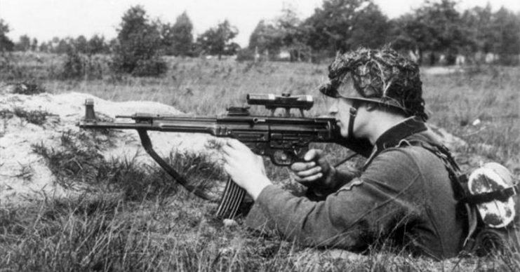 A soldier demonstrates the transitional MP 43/1 variant, used to determine the suitability of the rifle for sniping purposes, October 1943. The rifle is fitted with a ZF 4 telescopic sight. Photo: Bundesarchiv, Bild 146-1979-118-55 / CC-BY-SA 3.0