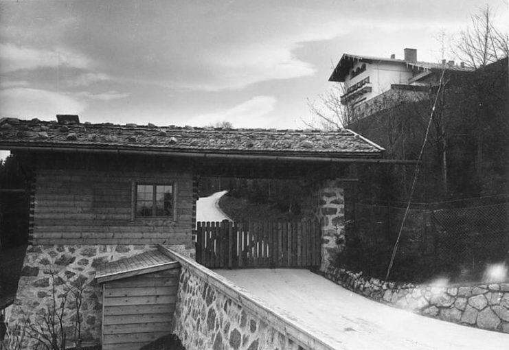 “The Berghof” on the Obersalzberg, the house of Adolf Hitler. In the foreground, the main entrance.Photo: Bundesarchiv, Bild 183-1999-0412-502 : CC-BY-SA 3.0