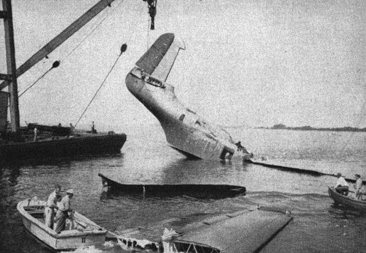 The hull of the first U.S. Navy Martin JRM-1 Mars is raised from Chesapeake Bay (USA). The “Hawaii Mars” (BuNo 76819) had been accepted by the U.S. Navy on 21 July 1945 but sank in Chesapeake Bay on 5 August 1945 after porpoising during landing.