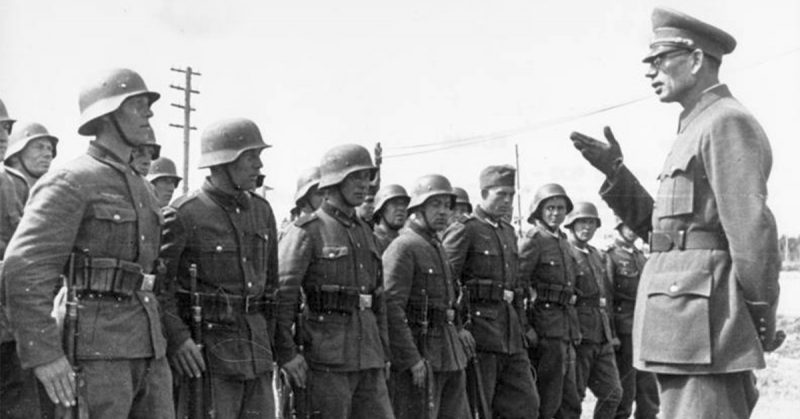 General Vlasov and soldiers of the ROA. By Bundesarchiv - CC BY-SA 3.0 de