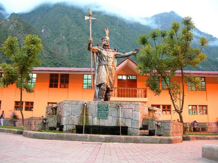 Representation of the Sapa Inca, Pachacuti, wearing the “Mascapaicha” (royal crown) in the main square of Aguas Calientes, Peru Photo by Elemaki – CC BY 2.5