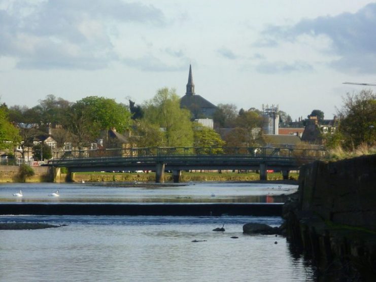 River Esk and Inveresk Church at Musselburgh. Photo: Kim Traynor – CC BY-SA 3.0