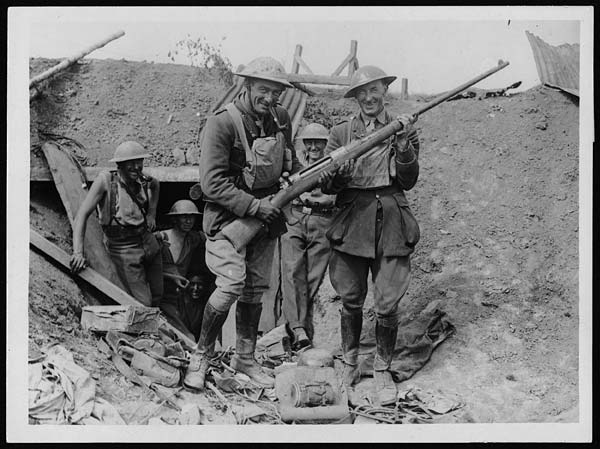 13mm Mauser Tank-Gewehr M1918 anti-tank rifle: British officers with a captured German anti-tank gun in Bapaume, France, during World War I. Photo: National Library of Scotland