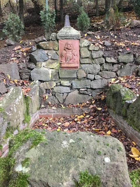 A carving of Götz von Berlichingen in the park at Villa Haas. Photo: Santasantaxxx – CC BY-SA 4.0