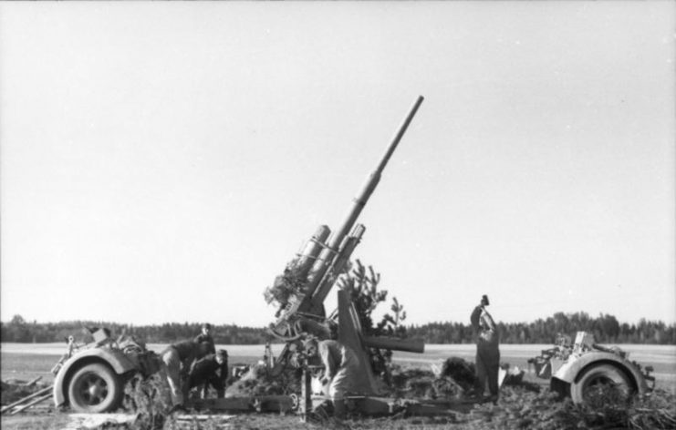 88 being emplaced, with both bogies already detached.Photo: Bundesarchiv, Bild 101I-724-0135-16 / Briecke / CC-BY-SA 3.0