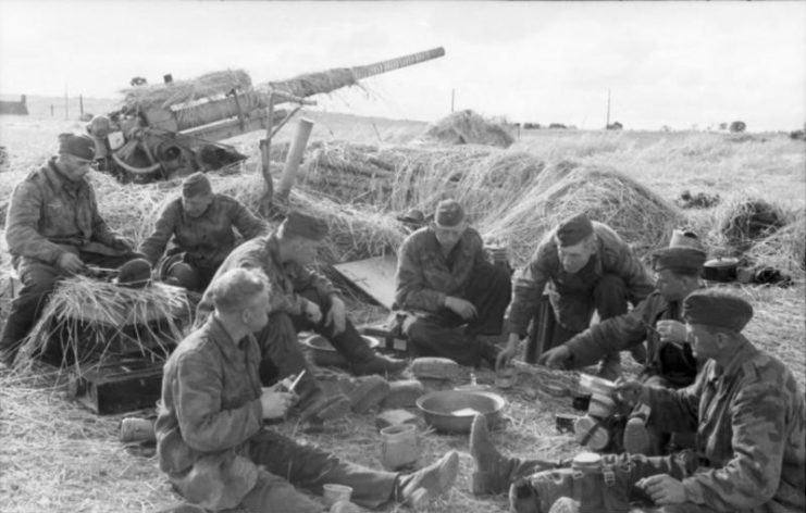 88 with crew, France, 1944.Bundesarchiv, Bild 101I-496-3469-24 Zwirner CC-BY-SA 3.0