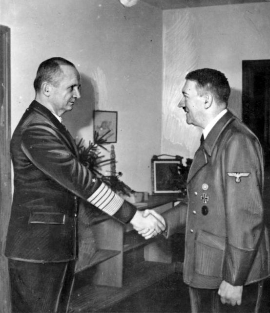 Adolf Hitler meets with Dönitz in the Führerbunker (1945). Photo: Bundesarchiv, Bild 183-V00538-3 / CC-BY-SA 3.0