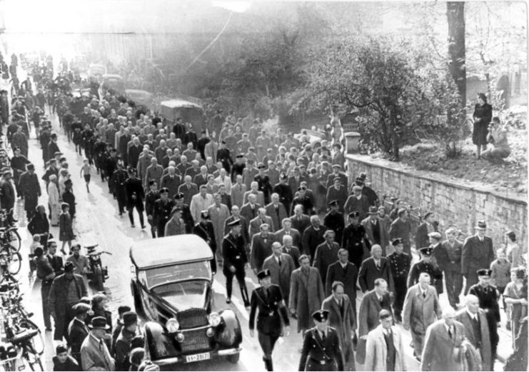 After the November Pogrom, a column of Jews is sent to the concentration camp for protection, Baden-Baden, November 1938.Photo: Bundesarchiv, Bild 183-86686-0008 : CC-BY-SA 3.0