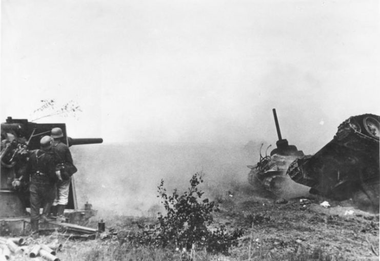 An 88 mm gun in a direct fire role, USSR, 1942.Photo: Bundesarchiv, Bild 183-B21685 / Lachmann / CC-BY-SA 3.0