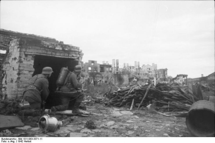 German soldiers with Flammenwerfen 38 in Stalingrad, Soviet Union. Photo: Bundesarchiv, Bild 101I-083-3371-11 / CC-BY-SA 3.0