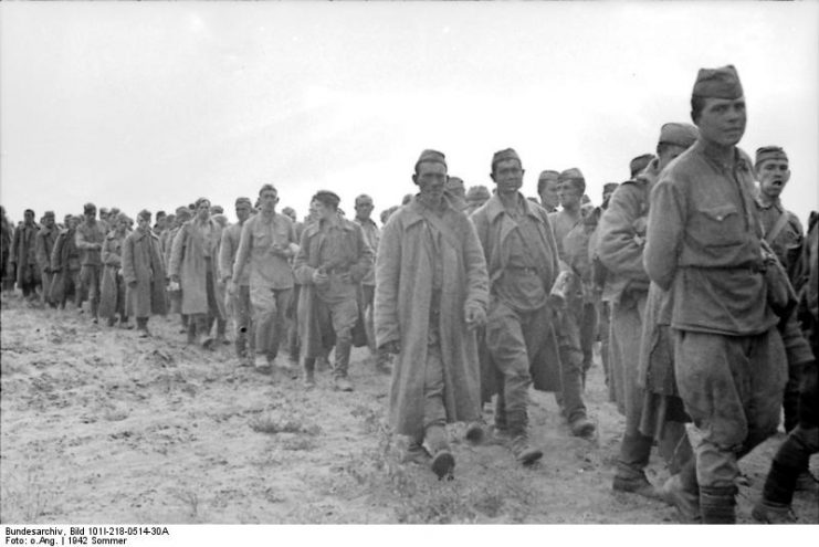 Soviet prisoners of war Photo by Bundesarchiv, Bild 101I-218-0514-30A / CC-BY-SA 3.0