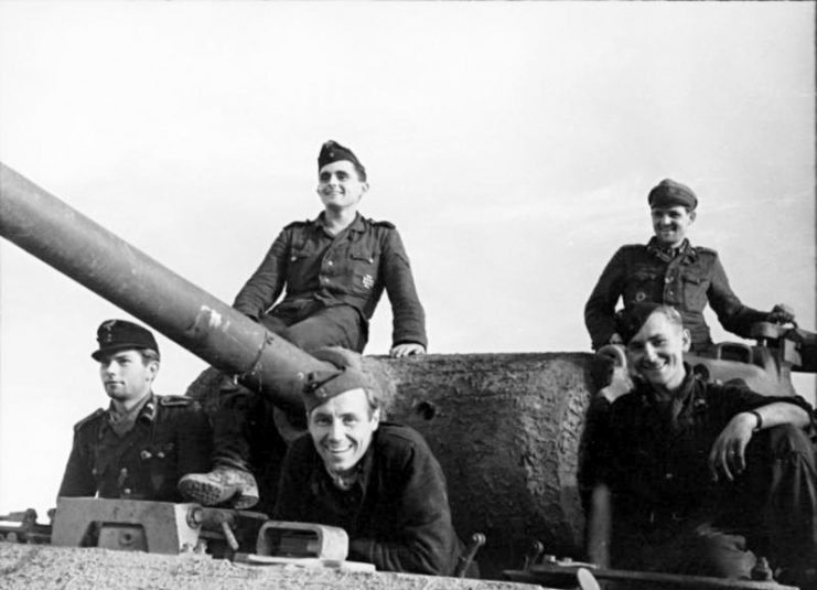 The crew of a Panther pose for photograph. Photo: Bundesarchiv, Bild 101I-244-2323-06A / Waidelich / CC-BY-SA 3.0