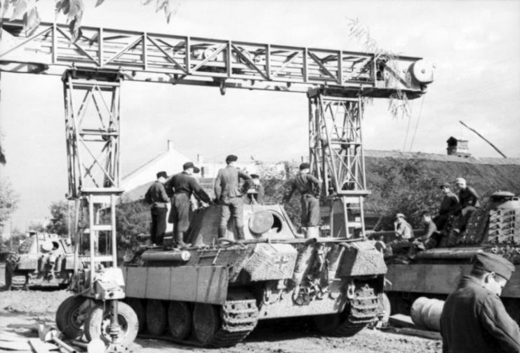 Road gantry Strabokran, which was indispensable to maintain the Panther tank in the field. Photo: Bundesarchiv, Bild 101I-244-2323-25A / Waidelich / CC-BY-SA 3.0