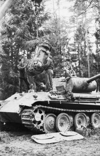 Repair of the transmission of a Panther. Photo: Bundesarchiv, Bild 101I-280-1096-33 / Jacob / CC-BY-SA 3.0