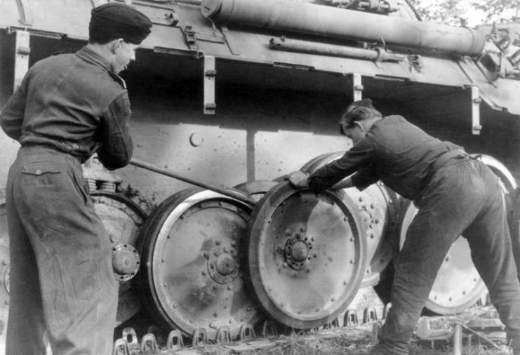 Schachtellaufwerk interleaved wheels on a Panther. Photo: Bundesarchiv, Bild 101I-296-1652-35 / Schwoon / CC-BY-SA 3.0