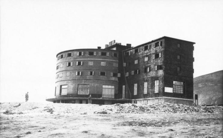 Campo Imperatore Hotel in 1943 Bundesarchiv, Bild 101I-567-1503A-05 / Toni Schneiders / CC-BY-SA 3.0