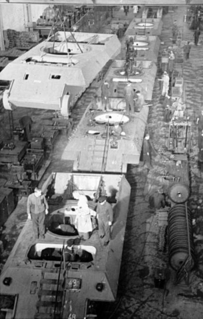 Panther tank production line. Photo: Bundesarchiv, Bild 101I-635-3966-27 / Hebenstreit / CC-BY-SA 3.0