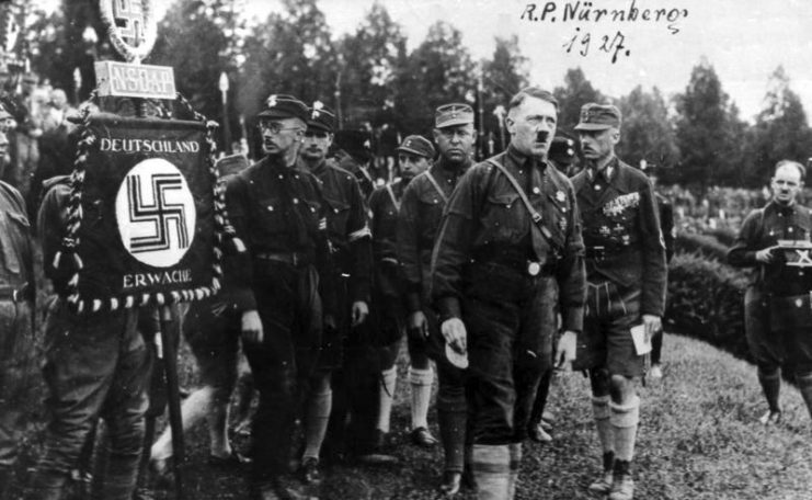 Heinrich Himmler (with glasses, to the left of Adolf Hitler) was an early supporter of the NSDAP. Photo by Bundesarchiv, Bild 146-1969-054-53A / CC-BY-SA 3.0