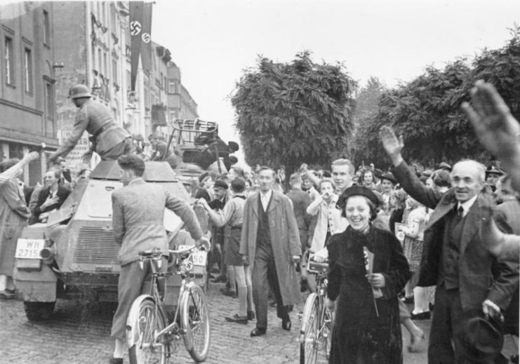 German armored cars enter the city of Aussig in the Sudeten. 9.10.1938 Aussig. Sudetenland.Photo: Bundesarchiv, Bild 146-1976-033-20 / CC-BY-SA 3.0