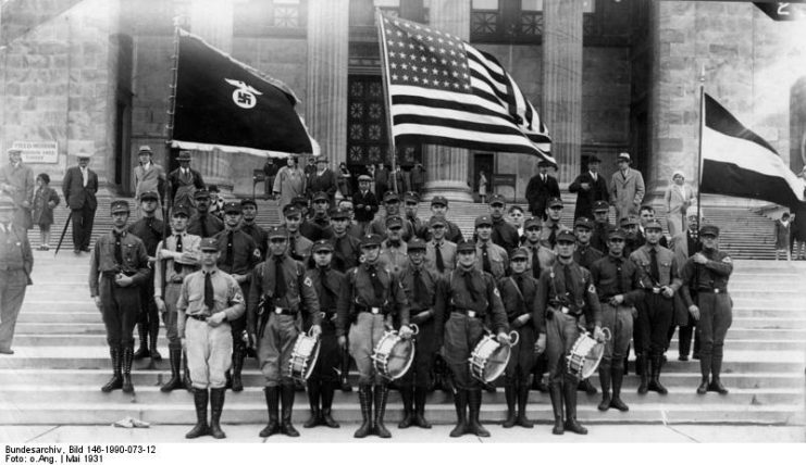 Nazi sympathizers in front of the Field Museum in May 1931. Bundesarchiv, Bild 146-1990-073-12 / CC-BY-SA 3.0