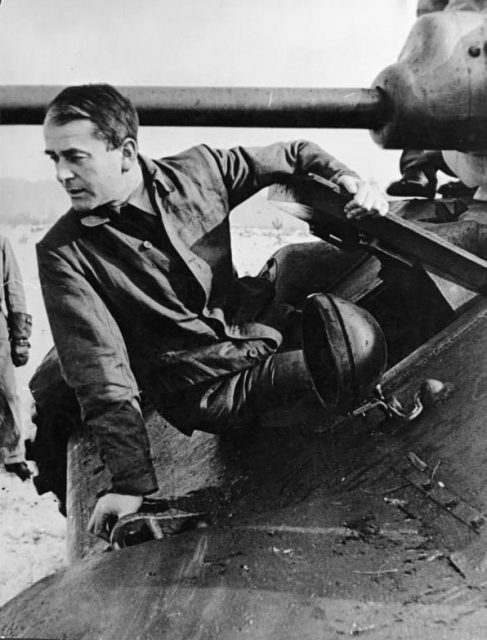 Albert Speer examines a T-34 in June 1943. Photo: Bundesarchiv, Bild 183-J14589 / Willi Kobierowski / CC-BY-SA 3.0