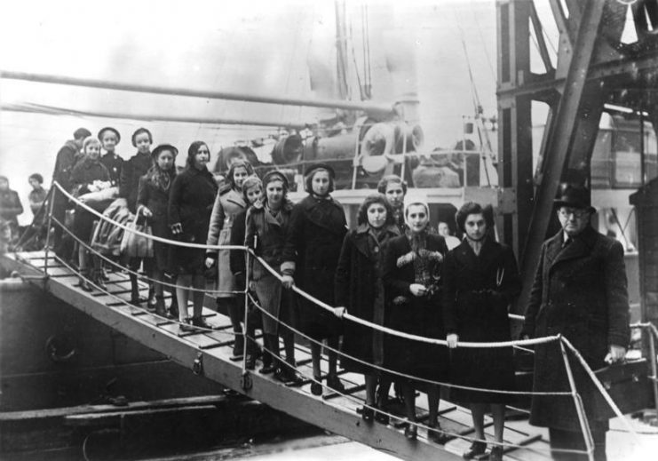 Arrival of Jewish refugees, London Great Britain. By Bundesarchiv – CC BY-SA 3.0 de