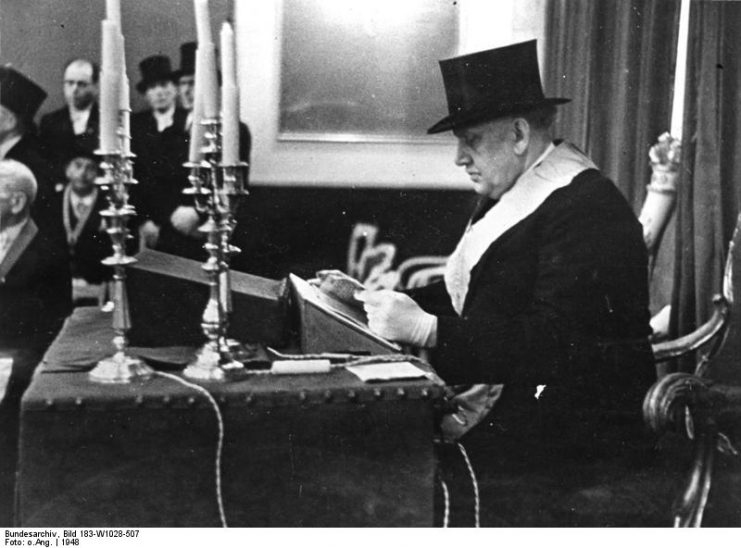 Loge Libanon zu den 3 Zedern“ in Erlangen, Germany. First meeting after World War II with guests from USA, France and Czechoslovakia, May 1948. By Bundesarchiv – CC BY-SA 3.0 de