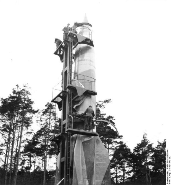 Peenemünde, launcher on railroad cars. By Bundesarchiv – CC BY-SA 3.0 de