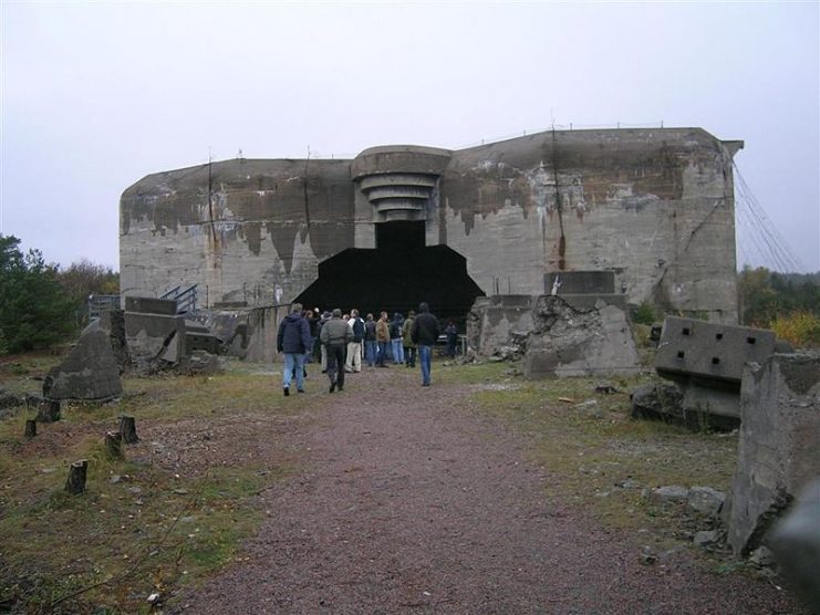 Casemate on Batterie Vara. The largest cannon that was to be here did not arrive as the cargo ship was sunk in the Kattegat in February 1945. Photo: Ken CC BY-SA 3.0