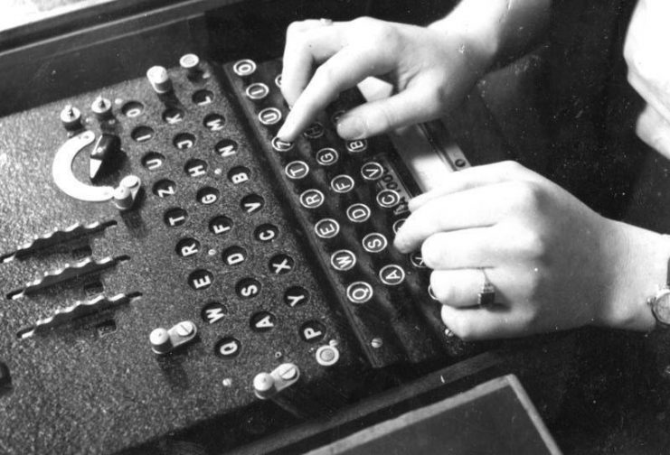Enigma in use, 1943. Photo: Bundesarchiv, Bild 183-2007-0705-502 / Walther / CC-BY-SA 3.0