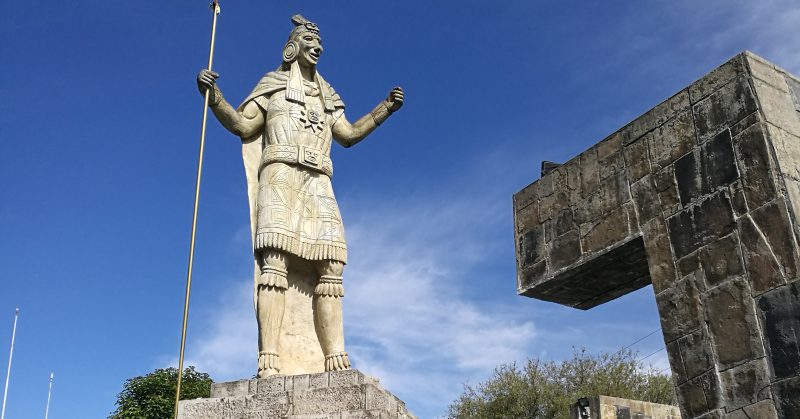 Statue of Atahualpa located in the center of the Plaza de los Baños del Inca. Photo: Pitxiquin - CC BY-SA 4.0