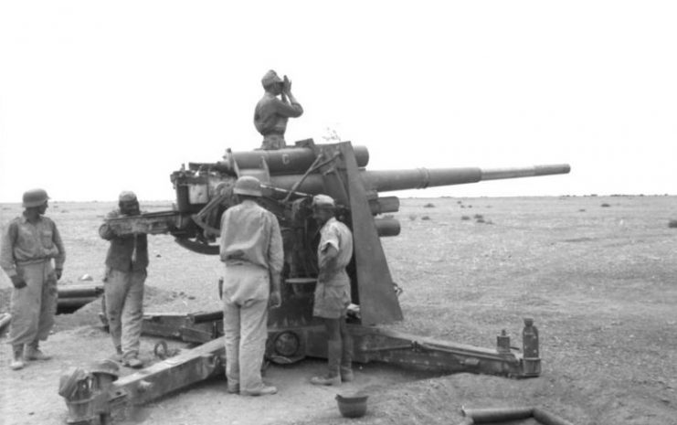 Flak 18 gun in position at Bir Hakeim, North Africa, June 1942.Photo: Bundesarchiv, Bild 101I-443-1574-26 Zwilling, Ernst A. CC-BY-SA 3.0