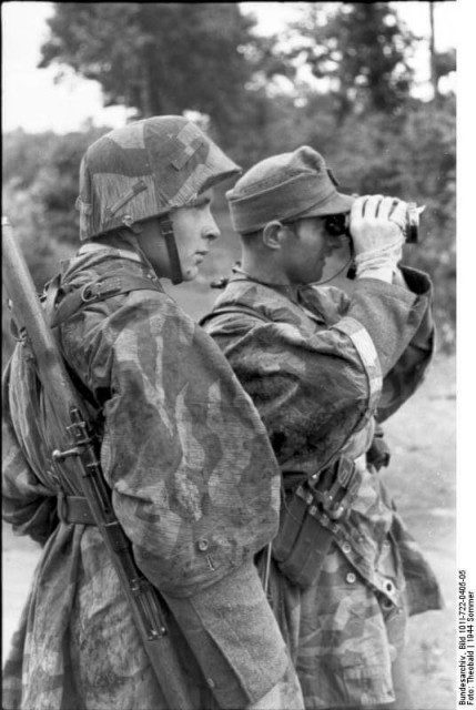 German soldiers on the lookout in Normandy, 1944.Bundesarchiv – CC-BY SA 3.0