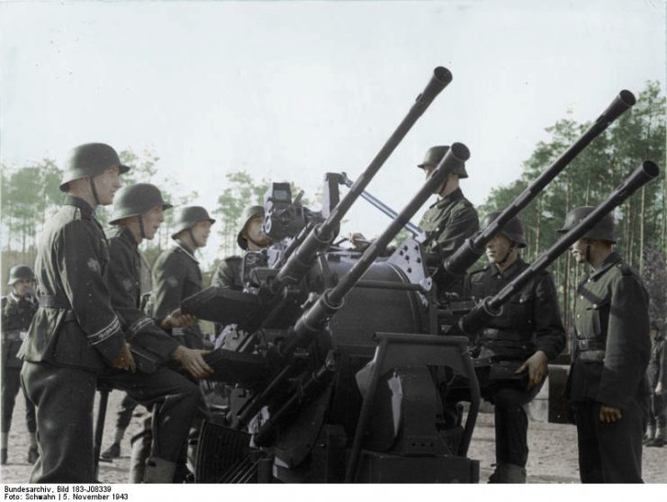 In the Panzergrenadieren “Greater Germany” UBz .- Training on the Vierlingsflak, a weapon that is used because of their strong combined fire effect, for air and earth targets.Photo: Schwahn CC BY-SA 4.0