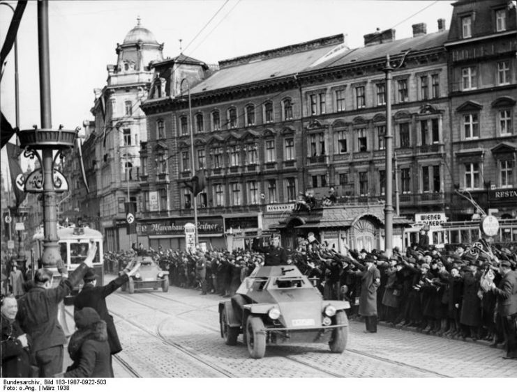 Invasion of German troops, cheering people with Hitler salute in front of department store Leitner. On the street – armored vehicles (Sd.Kfz. 221)Photo: Bundesarchiv, Bild 183-1987-0922-503 : CC-BY-SA 3.0