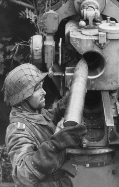 Loading the Gun. Photo: Bundesarchiv, Bild 101I-496-3491-36 Röder CC-BY-SA 3.0