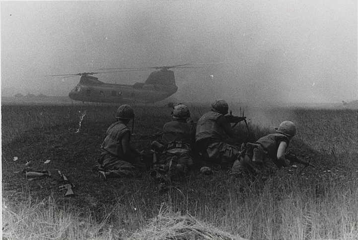Marines provide machine gun cover for a CH-46 near Đông Hà, 5 May 1968.Photo: USMC Archives from Quantico CC BY 2.0