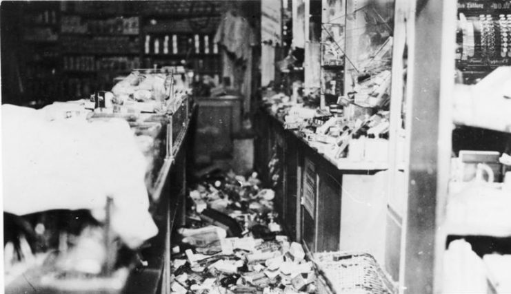 Munich, department store Uhlfelder, destruction.Photo: Bundesarchiv, Bild 119-2671-07 : CC-BY-SA 3.0