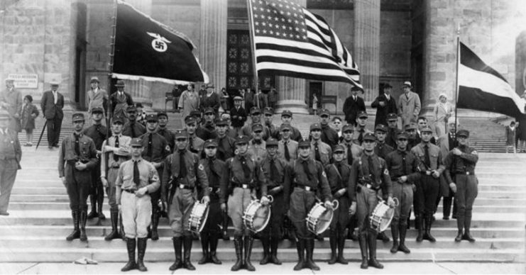 Nazi sympathizers in front of the Field Museum in May 1931. Bundesarchiv, Bild 146-1990-073-12 / CC-BY-SA 3.0