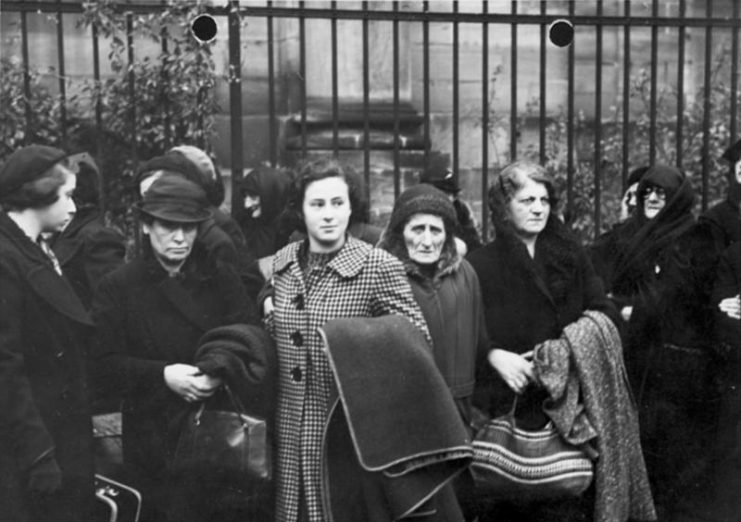 Polish Jews expelled from Germany in late October 1938.Photo: Bundesarchiv, Bild 146-1982-174-27 Großberger, H. CC-BY-SA 3.0