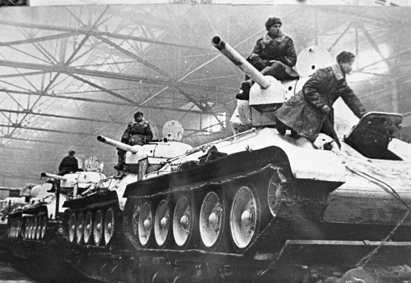 T-34 tanks headed to the front. Photo by RIA Novosti archive, image #1274 / RIA Novosti / CC-BY-SA 3.0