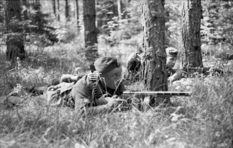 USSR, soldier with Soviet machine-gun. Photo: Bundesarchiv, Bild 101I-198-1394-08A CC-BY-SA 3.0