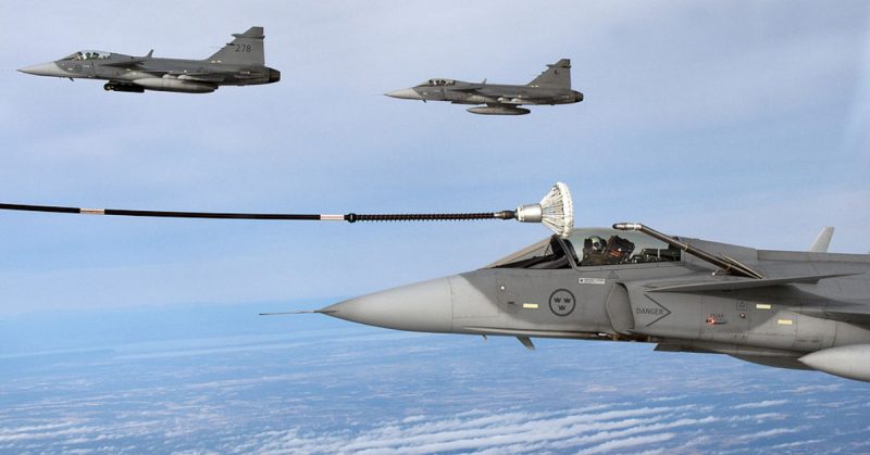 Saab Gripen of the Swedish Air Force undergoing inflight refueling.Photo: © Milan Nykodym CC BY-SA 2.0