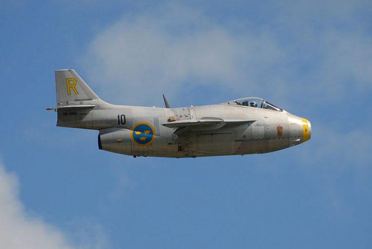 Saab 29 Tunnan (J 29) “Gul Rudolf” in flight at the Swedish Armed Forces’ Airshow 2010.Photo: Gnolam CC BY-SA 3.0